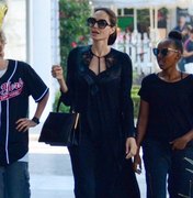 Angelina Jolie passeia com as filhas Zahara e Shiloh em Los Angeles