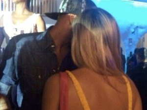 Neymar curte balada em Ibiza ao lado de loira