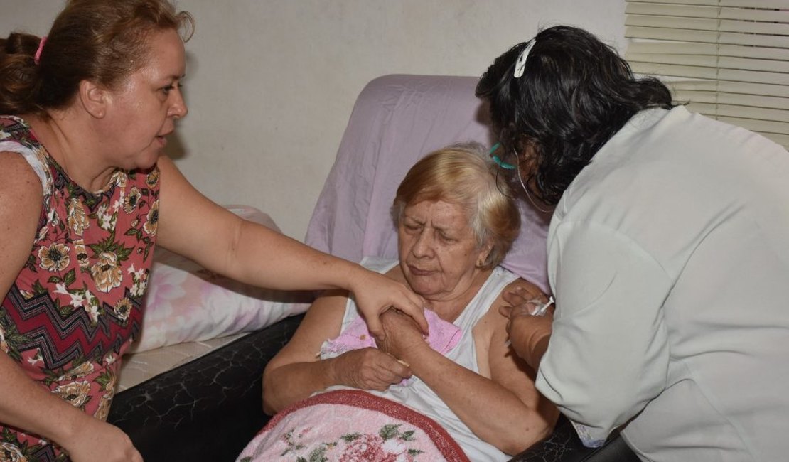 Influenza: equipes levam imunização para idosos acamados em casa