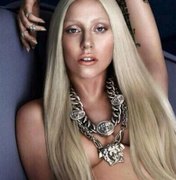 Lady Gaga faz topless em nova campanha da Versace