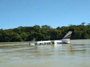 Piloto que fez pouso forçado em rio diz a polícia que matou assassino durante o voo
