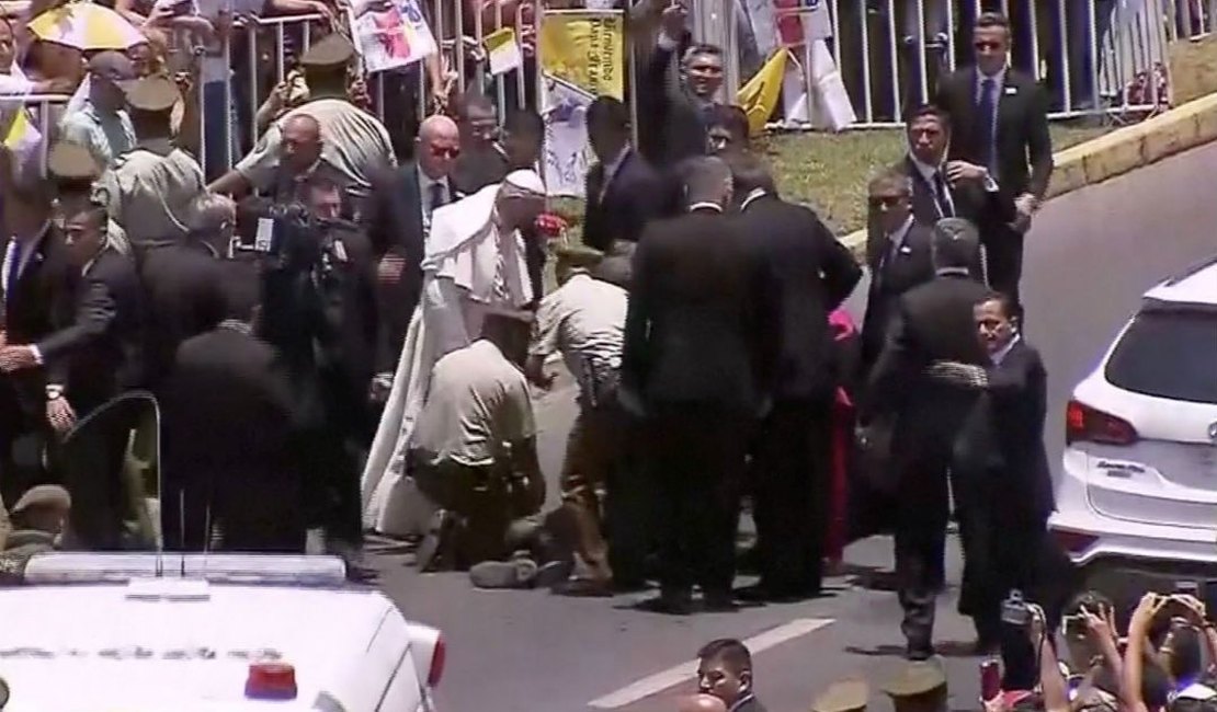 [Vídeo] Papa Francisco desce do Papamóvel para socorrer policial que caiu do cavalo