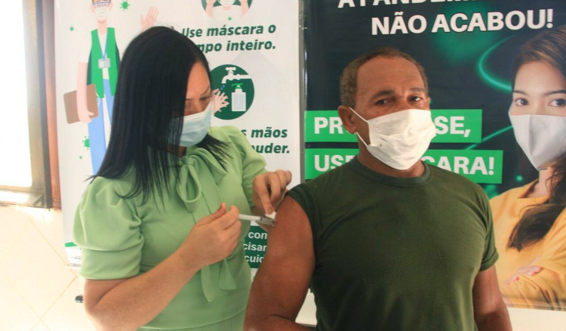 Funcionários públicos da Secretaria de Saúde são vacinados em Porto Calvo