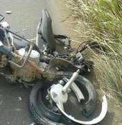 [Vídeo] Motociclista morre após colidir com caminhão