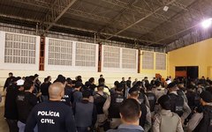 Policiais reunidos em Ginásio em Arapiraca para receberem as estratégias da operação 