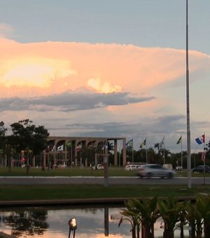 Nave espacial? Congresso? Formato de nuvem em Brasília vira meme