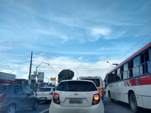 Semáforo quebrado dificulta trânsito na Avenida Fernandes Lima