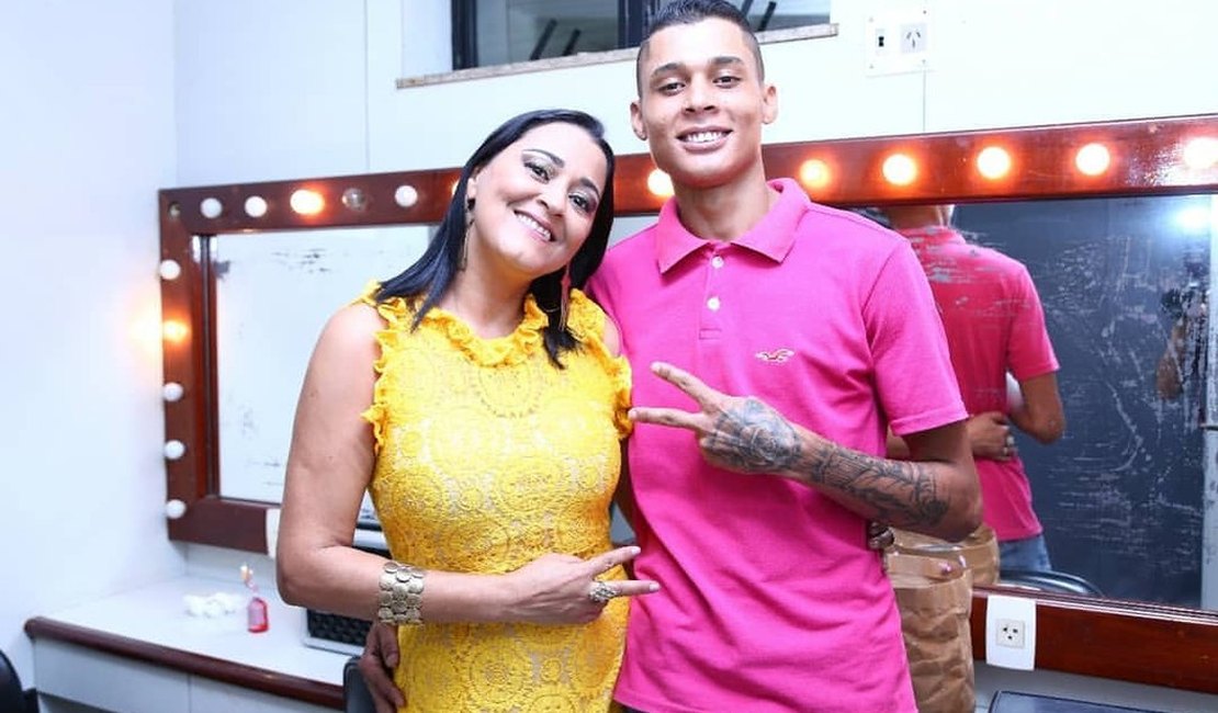 Ex-cantora de Noda de Cajú vende lanches para pagar tratamento do filho