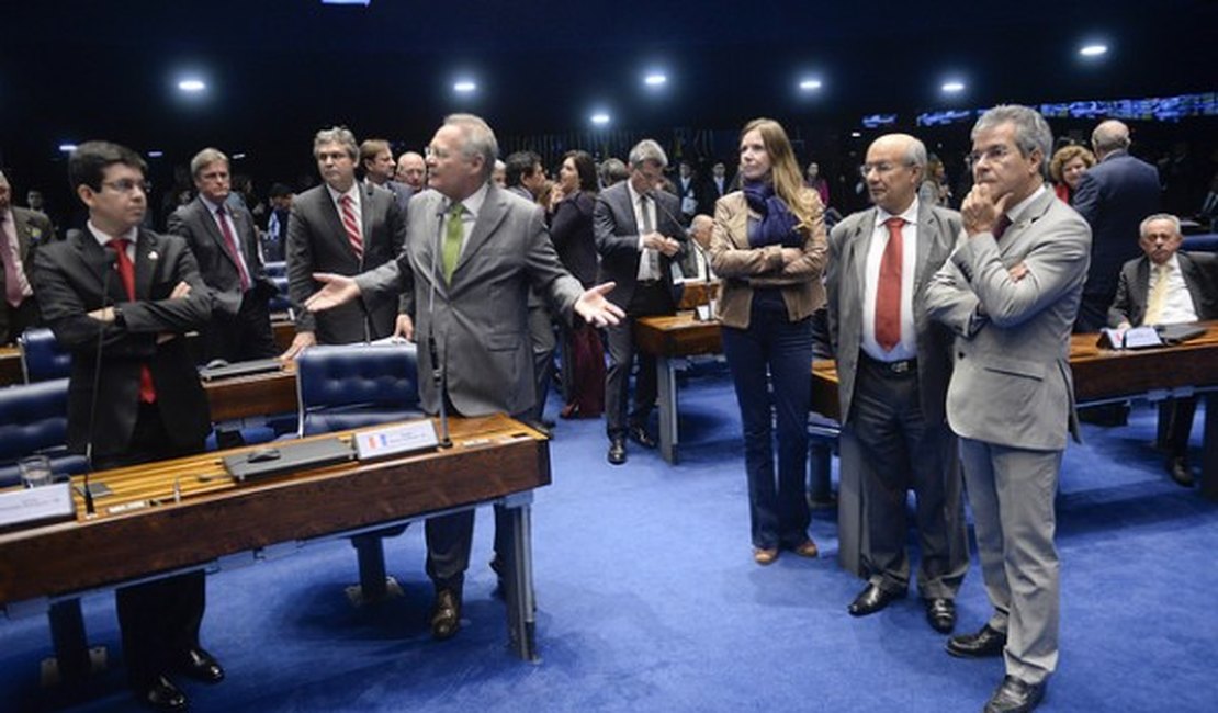 Renan Calheiros e Romero Jucá se desentendem durante sessão plenária