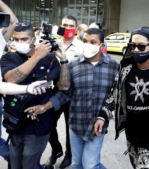 Ronaldinho Gaúcho chega ao Brasil após cinco meses preso no Paraguai