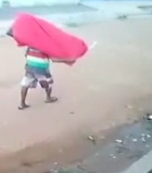 [Vídeo] Câmeras flagram homem carregando televisão furtada em Arapiraca
