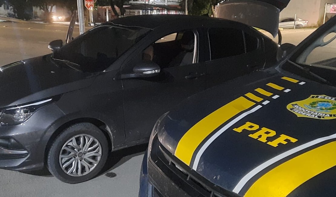 PRF/AL recupera carro roubado em São Paulo durante fiscalização na BR-316