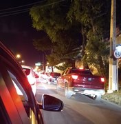 Motoristas enfrentam engarrafamento de 7km no bairro da Serraria, em Maceió