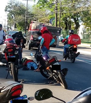 Colisão entre motos deixa um ferido na Avenida Fernandes Lima