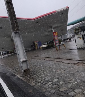 Susto: teto de posto de combustíveis desaba por causa de forte chuva em Maceió