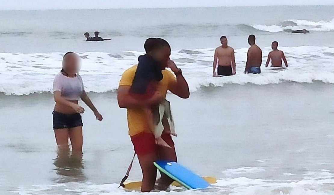 Bombeiro se emociona e chora ao salvar criança de 4 anos que se afogava