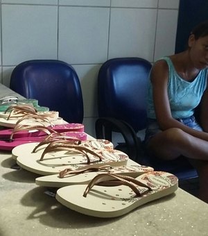 Mulher é presa por tentar furtar 5 pares de sandália em loja no Centro