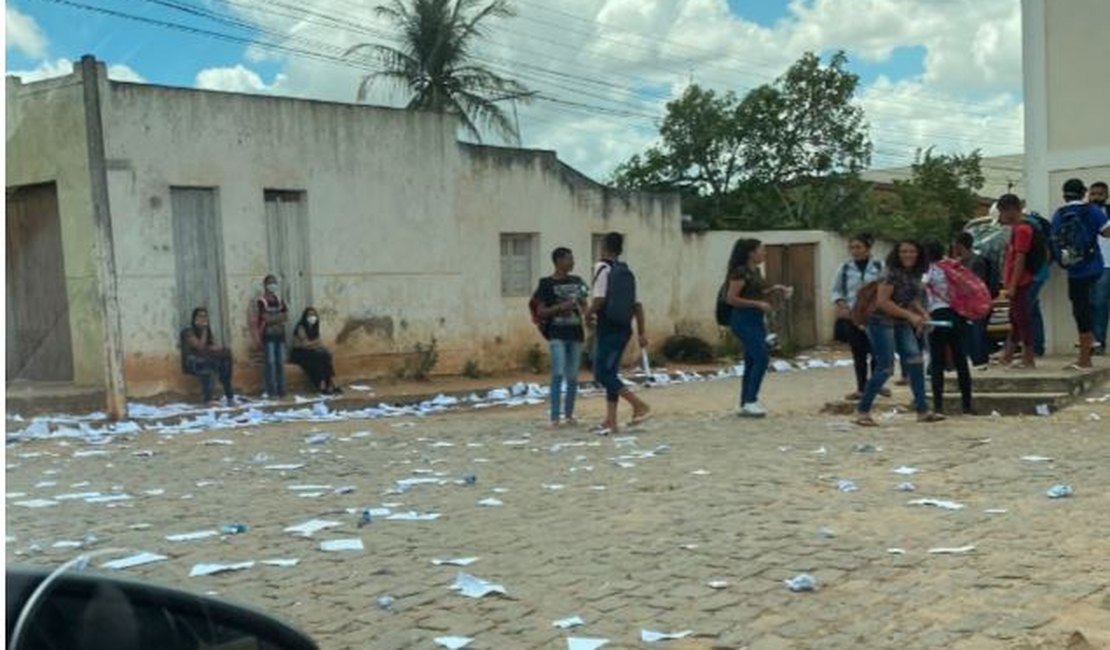 Estudantes de escola pública rasgam livros e cadernos em 'comemoração' pelo fim das aulas em Arapíraca