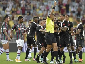 Com dois expulsos, Fluminense e Vasco empatam em clássico no Campeonato Carioca