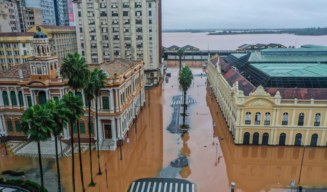 Chuva deixa 1/3 do RS sem água, fecha hospitais e ameaça 12 barragens