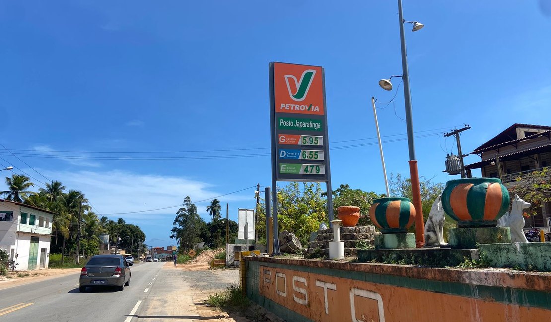 Valor do litro da gasolina comum baixa para R$ 5,95 em Japaratinga