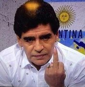 Maradona responde dirigente com o dedo do meio durante programa