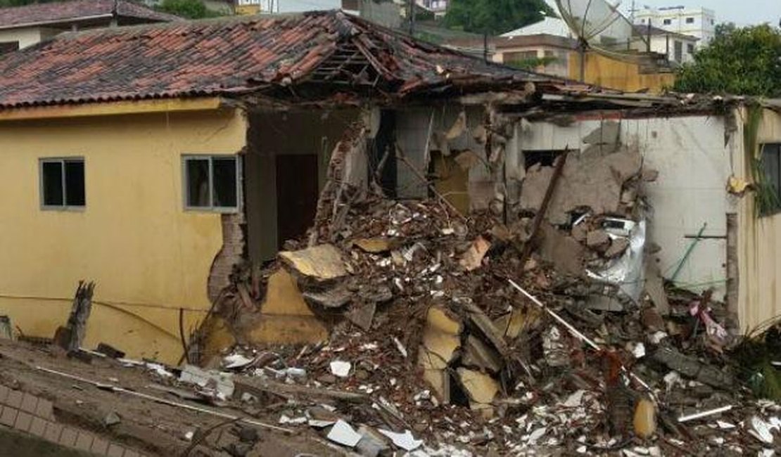 Veja como ficou casa vizinha ao prédio que desabou em Garanhuns