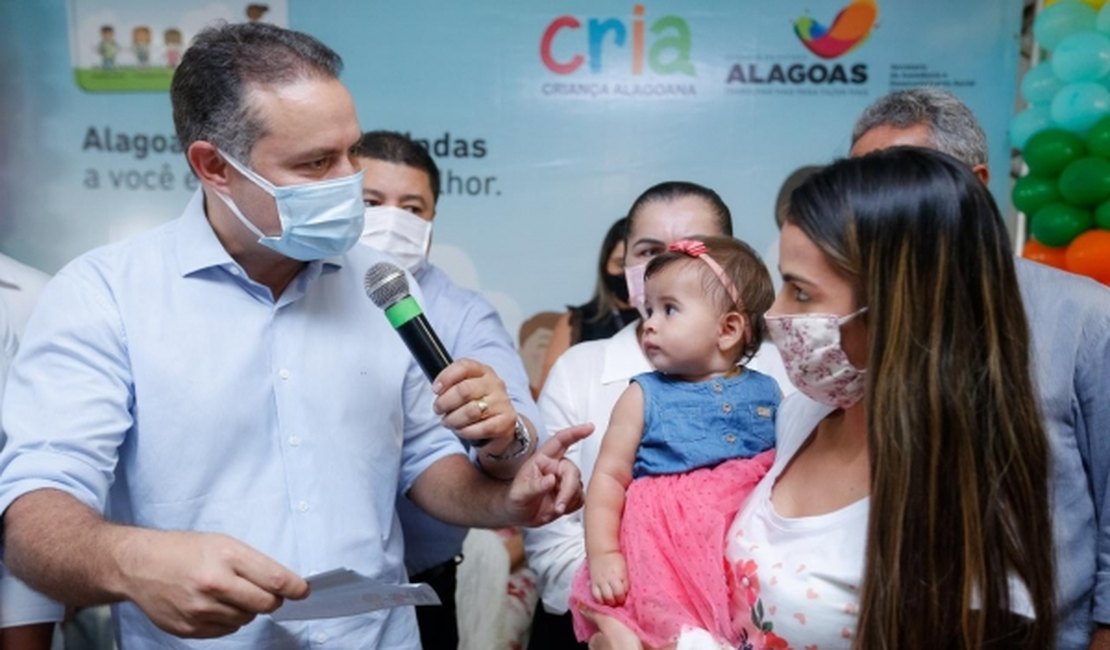 Governador Renan Filho entrega cartões Cria a gestantes no município de Palmeira dos Índios