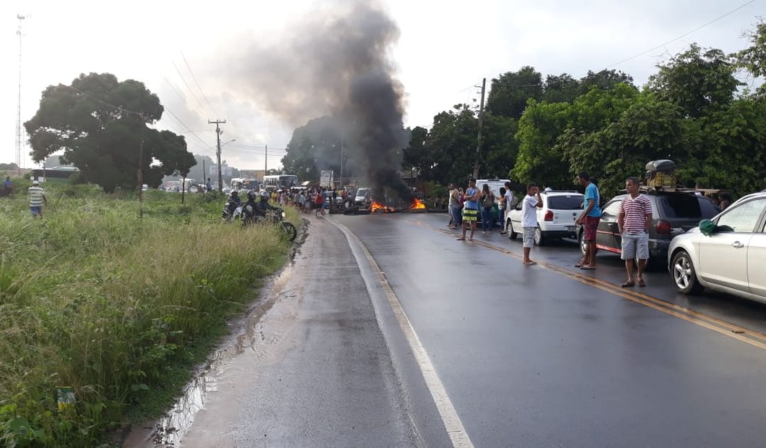 Manifestantes bloqueiam rodovia AL 101 Norte na Barra de Santo Antônio