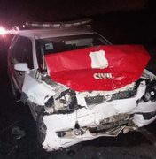 Policial civil perde controle de viatura e colide com carro