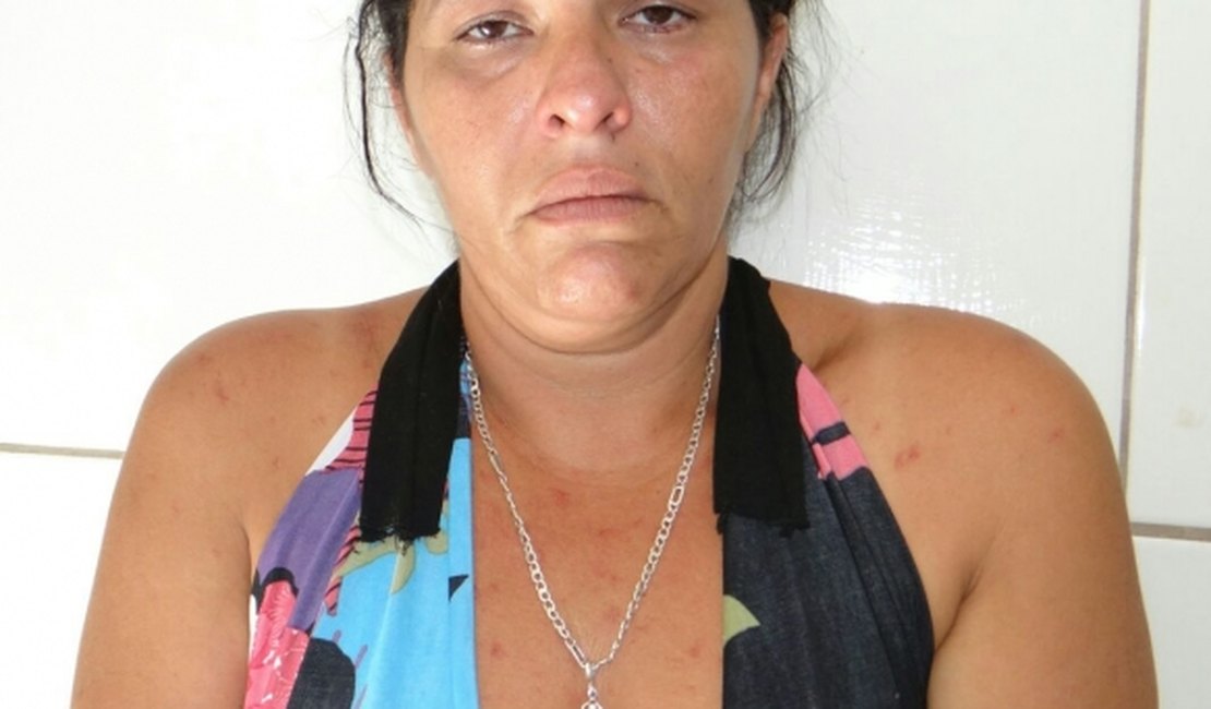 Mulher é presa por tráfico de drogas e por usar a própria filha como 'aviãozinho'
