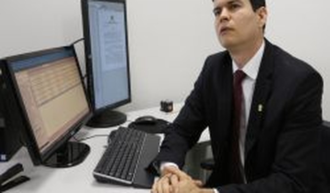 MPE/AL  ajuíza ação civil para anular aumento de salários de políticos 