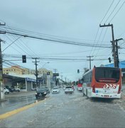 Chuvas deixam ruas alagadas e apagam semáforo na Av. Júlio Marques, em Maceió