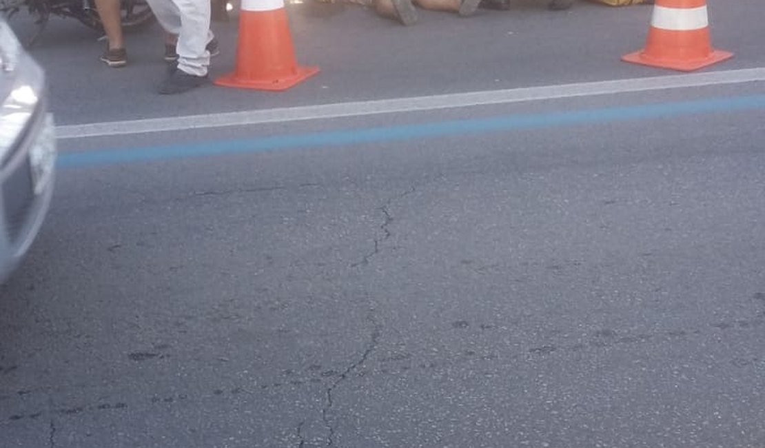Motociclista morre após acidente com caminhão em cruzamento de Maceió 