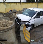 Carro colide contra barreira de interdição no bairro Mutange, em Maceió