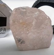 Maior diamante descoberto em 300 anos é mostrado em Angola; veja vídeo