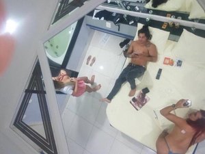 Douglas Sampaio tem noitada com travestis e fotos intimas são divulgadas nas redes sociais