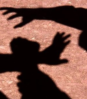 Criminosos tentam estuprar mulher na frente dos filhos e do marido