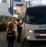 Ônibus de turismo são fiscalizados na orla de Maceió