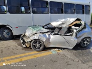 Colisão entre ônibus e carro de passeio deixa uma vítima fatal em Atalaia na manhã deste domingo (12)
