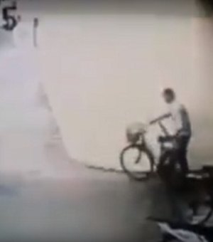 Câmeras de segurança flagram criminoso furtando bicicleta em frente a supermercado