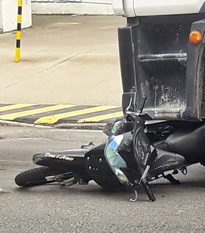 Motociclista fica com fratura exposta após acidente na Av. Fernandes Lima