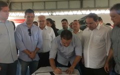 Renan Filho assina ordem de serviço em Arapiraca