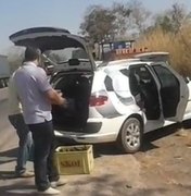 [Vídeo] Funcionários da TV Anhanguera saqueiam cervejas de caminhão tombado