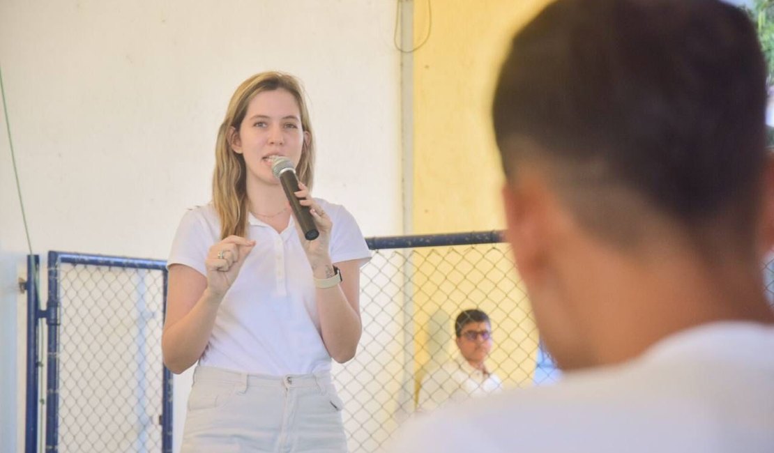 Deputada Cibele Moura visita escola em Ouro Branco e conversa com alunos sobre o Agosto Lilás