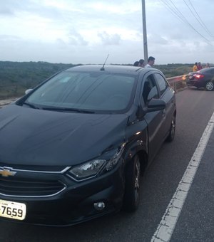Carros sofrem colisão próximo a retorno da AL- 101 na Barra de São Miguel