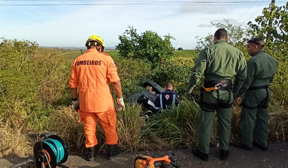 Motorista fica preso às ferragens após acidente na BR-101, em São Sebastião