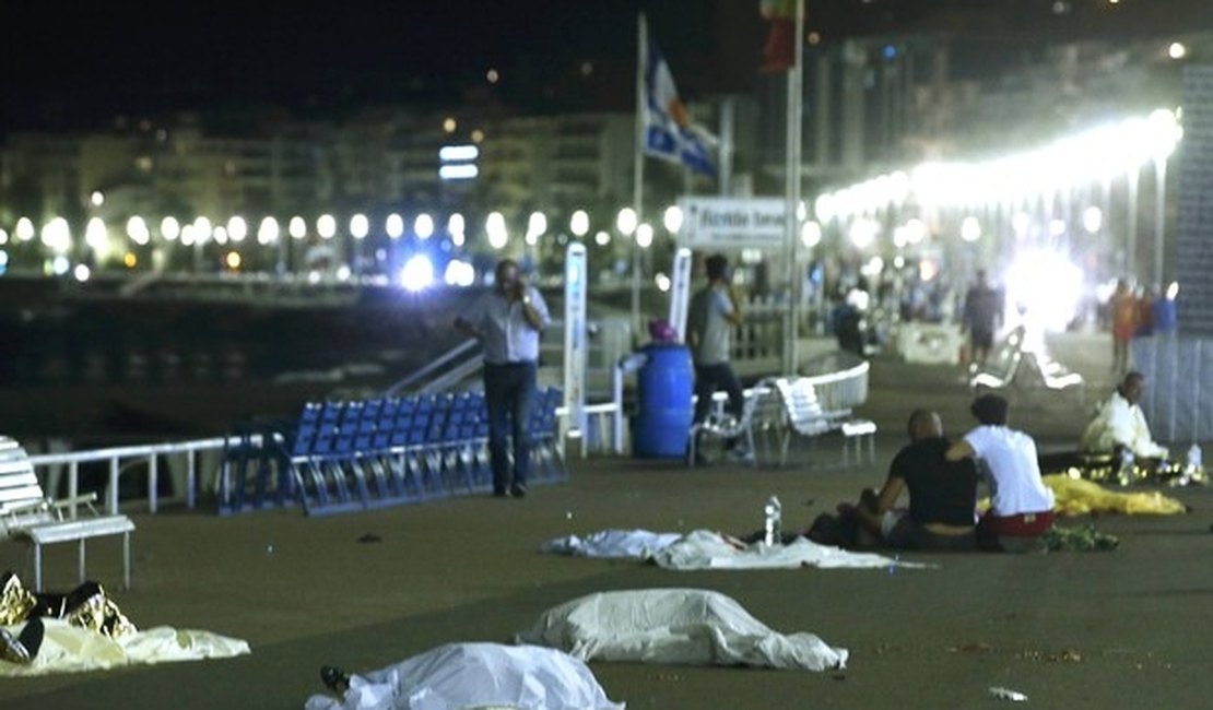 Ataque com caminhão deixa dezenas de mortos em Nice, no sul da França