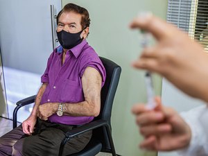 Ex-prefeito José Alexandre é um dos primeiros idosos a tomar a vacina em Arapiraca