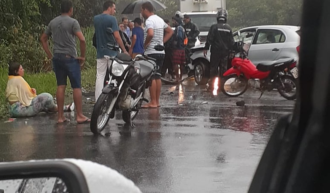 Acidente envolvendo carros e moto deixa feridos no Passo de Camaragibe